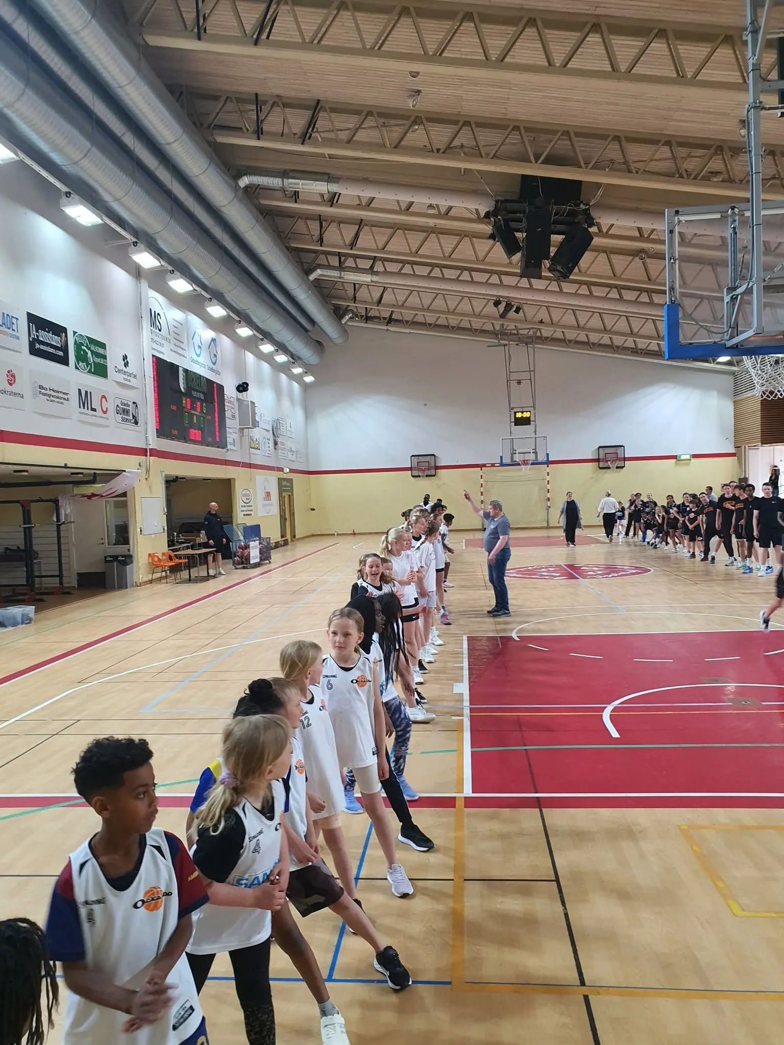 Spelare från alla lag i en lång rad på Basketens dag i Kuxahallen