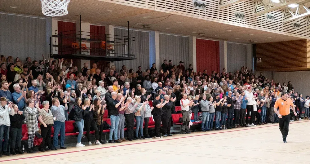Publiken står upp och applåderar i Kuxahallen under matchen mot Husby, mars 2019. Foto: Henrik Westberg, Kuxabladet