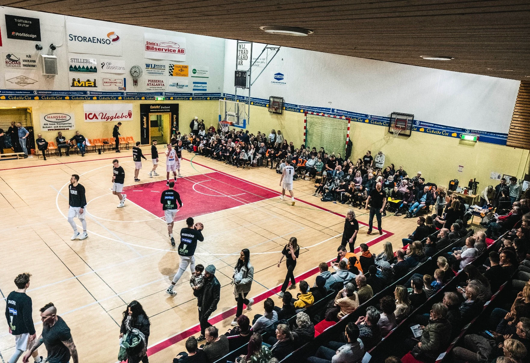 Publik längs sidoläktaren och kortsidan i Kuxahallen