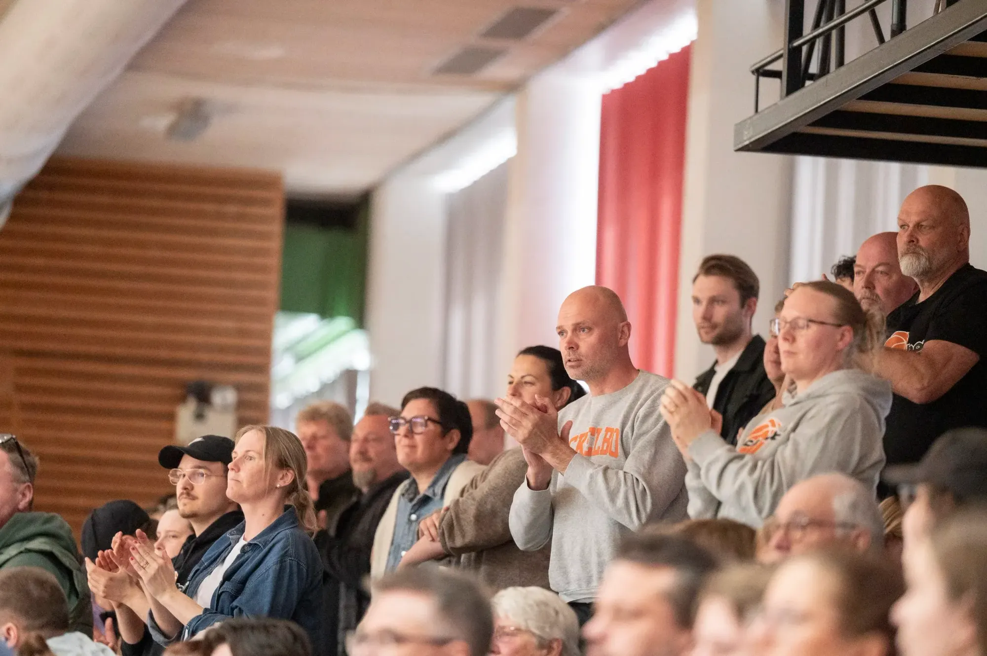 Supportrar applåderar på läktaren i Kuxahallen under slutspelet 2025