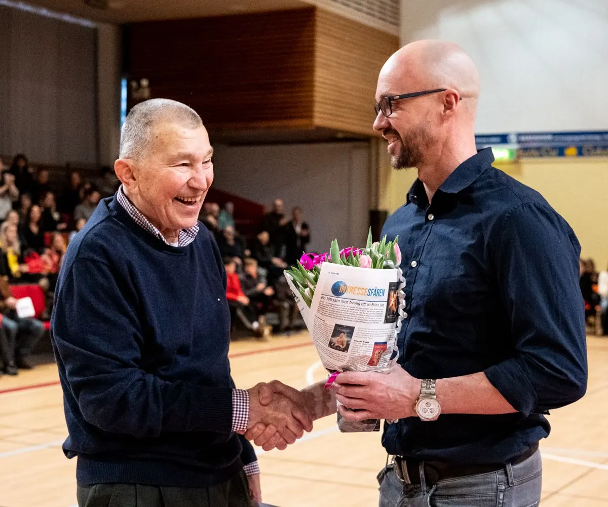 Zoltan Horvath får blommor av David Pettersson på klubbens 50-årsdag, 16 februari 2019. Foto: Henrik Westberg, Kuxabladet