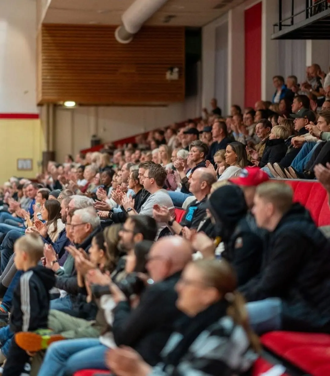 Publiken applåderar på läktaren i Kuxahallen