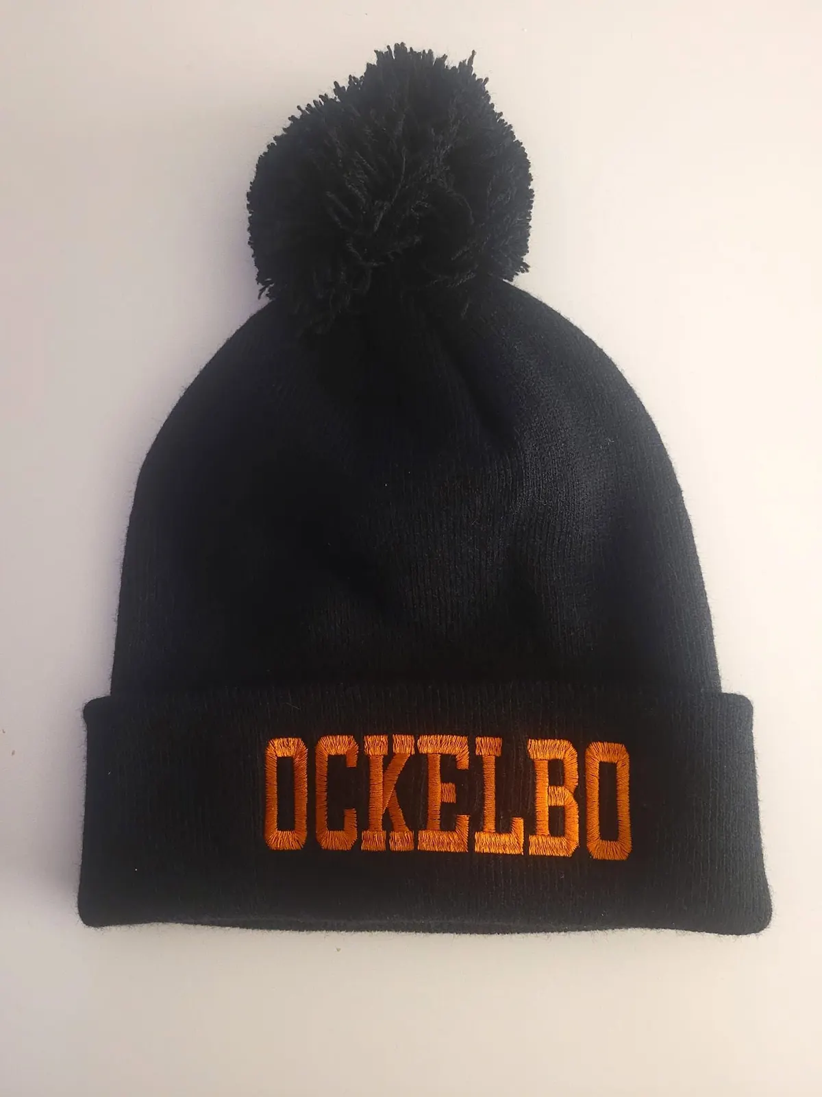 Mössa med Ockelbos logga